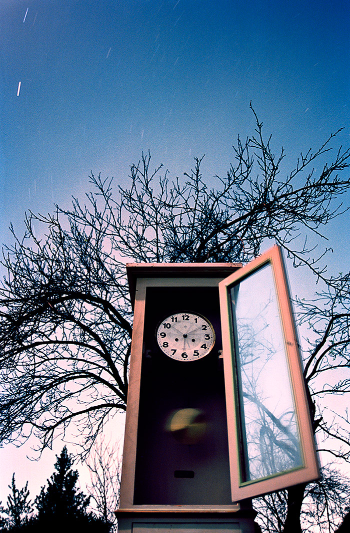 opera fotografica rappresentante un orologio sotto la luce lunare della serie La traccia del tempo dell'artista Germano Serafini